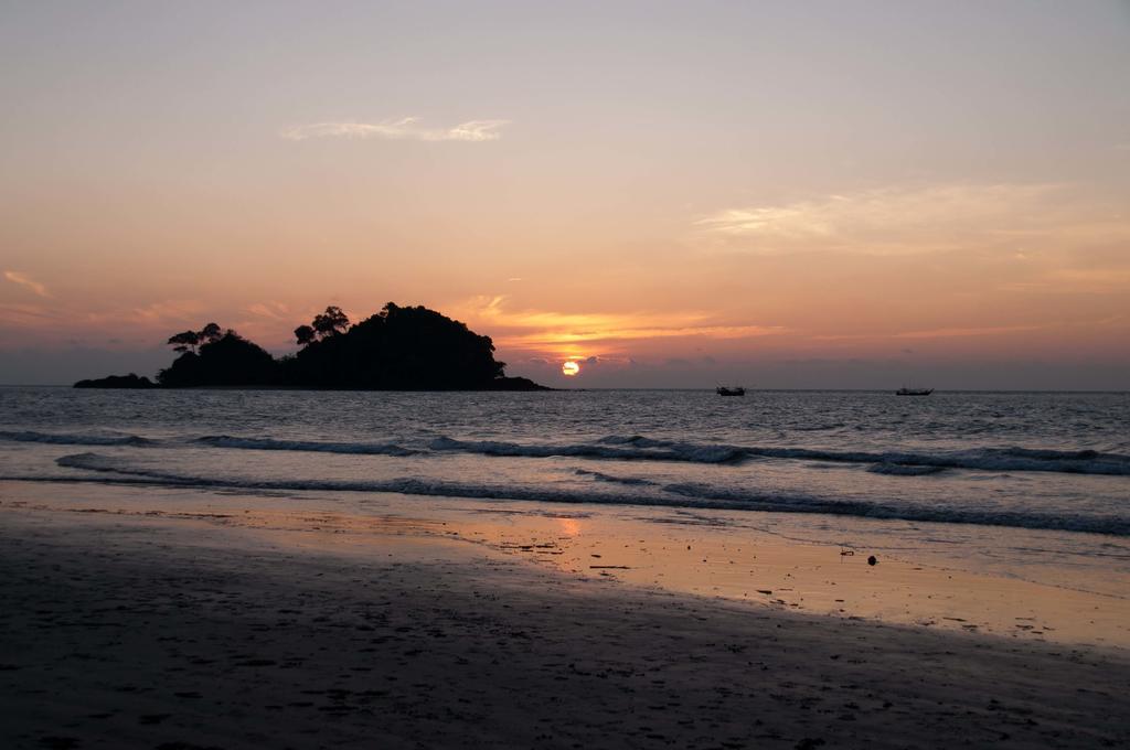 Tawan Bar And Bungalow Hotel Ko Phra Thong Ngoại thất bức ảnh