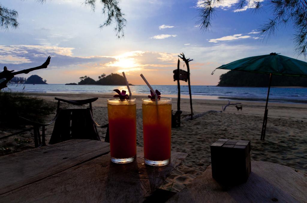Tawan Bar And Bungalow Hotel Ko Phra Thong Ngoại thất bức ảnh